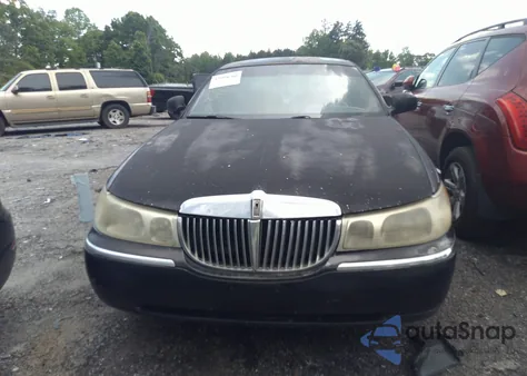 2000 Lincoln Town Car Executive z USA, uszkodzony, nr VIN 1LNHM81W3YY784675